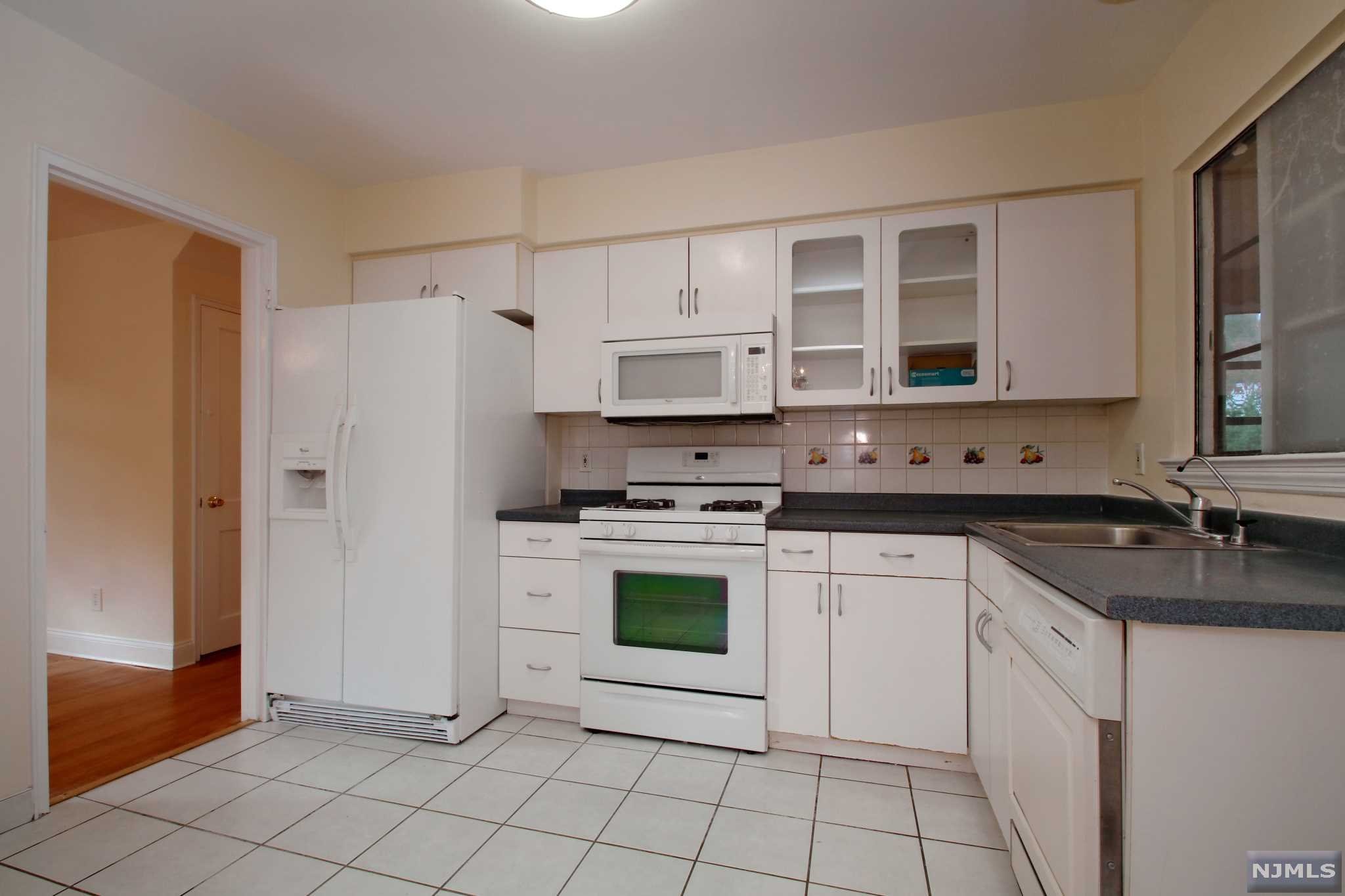 31-11 Grunstra, Fair Lawn, NJ 07410 Listing Photo  3