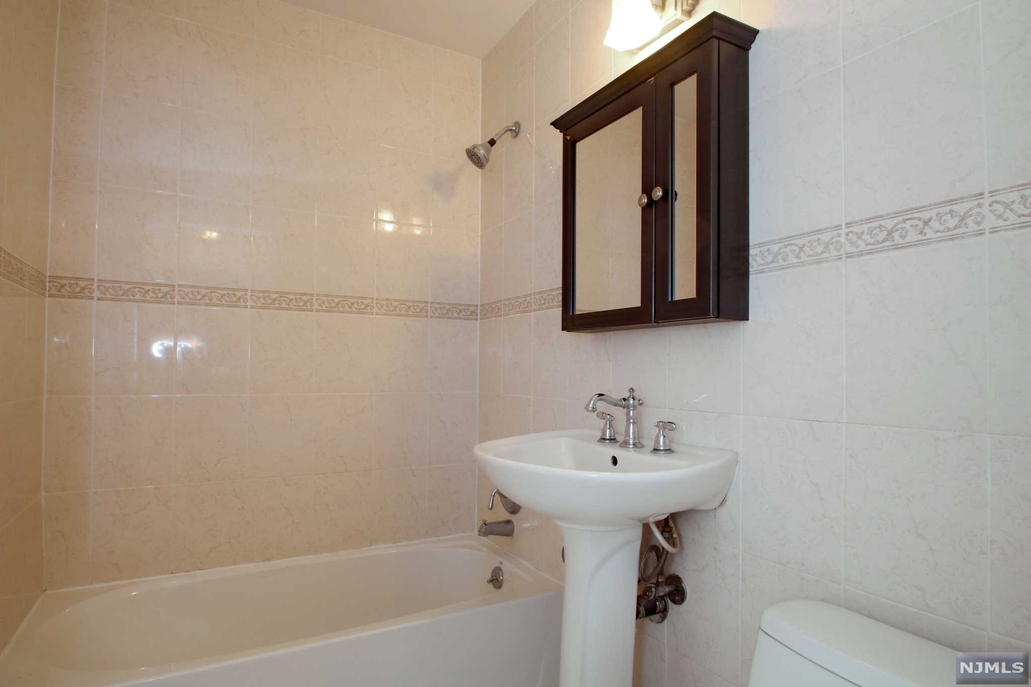 31-11 Grunstra, Fair Lawn, NJ 07410 Listing Photo  7