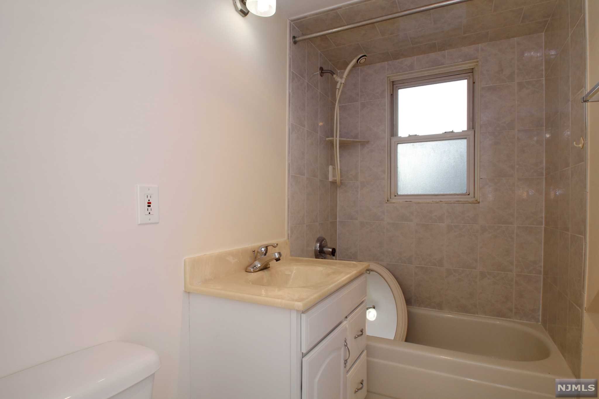 31-11 Grunstra, Fair Lawn, NJ 07410 Listing Photo  9