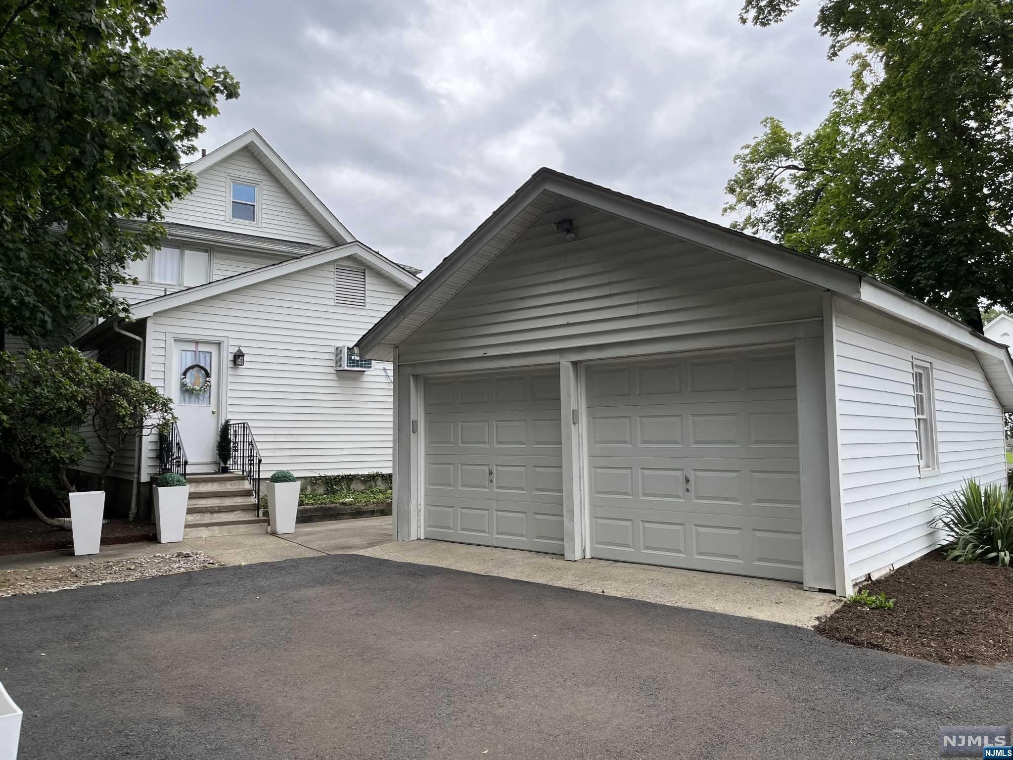 96 E Allendale, Saddle River, NJ 07458 Listing Photo  2