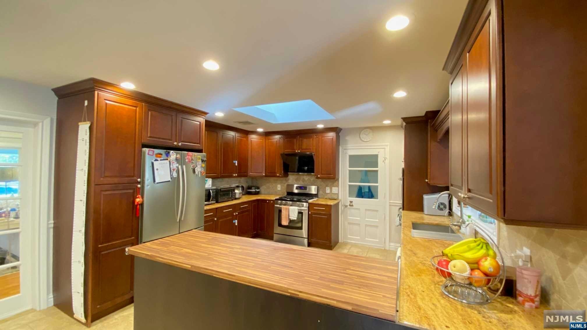 102 W Saddle River, Saddle River, NJ 07458 Listing Photo  2