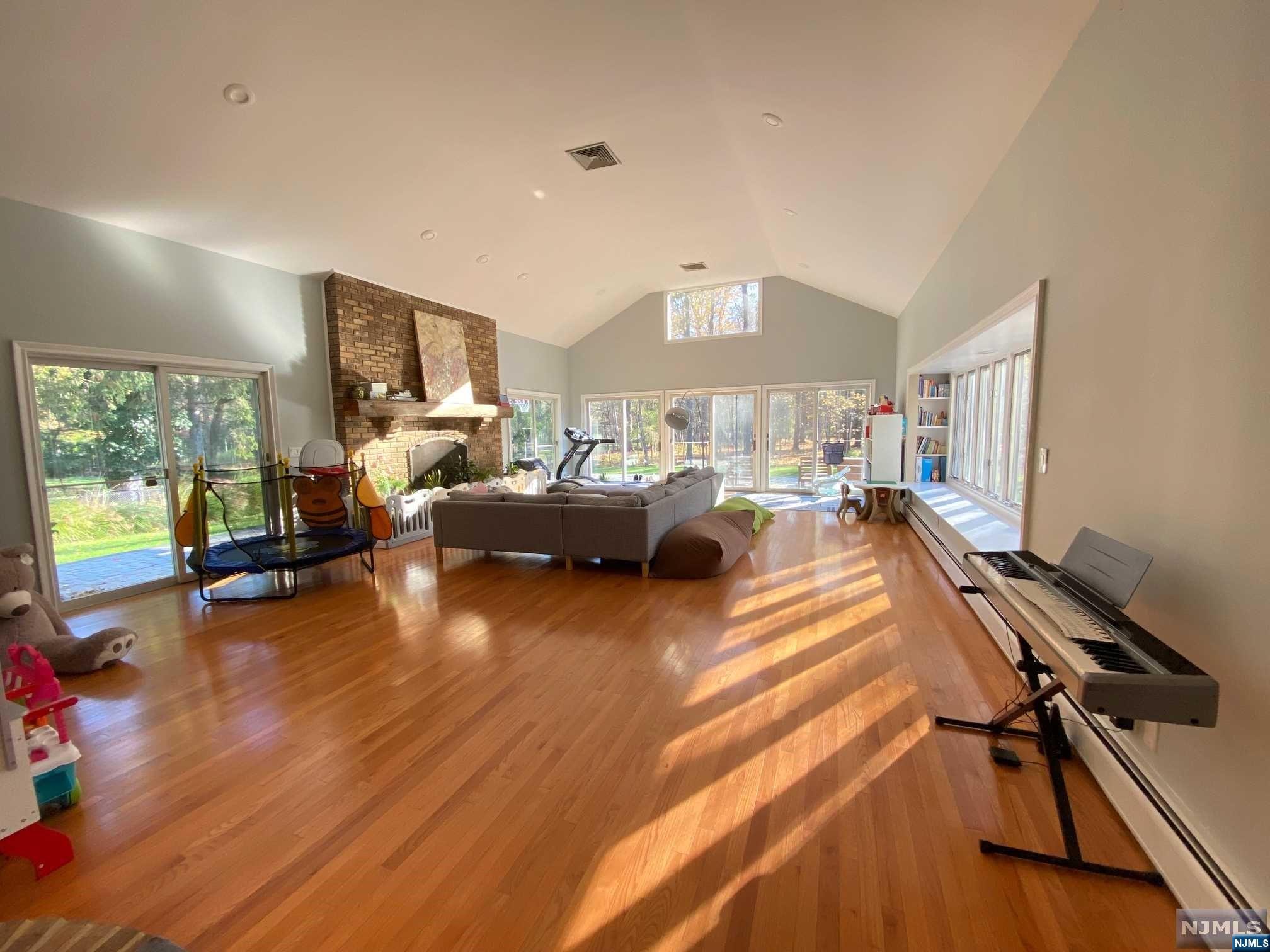 102 W Saddle River, Saddle River, NJ 07458 Listing Photo  3