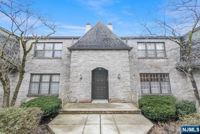 Homes for sale in Totowa, NJ | 10 Fallsbridge Dr, Totowa, NJ 07512 | MLS# 24003166