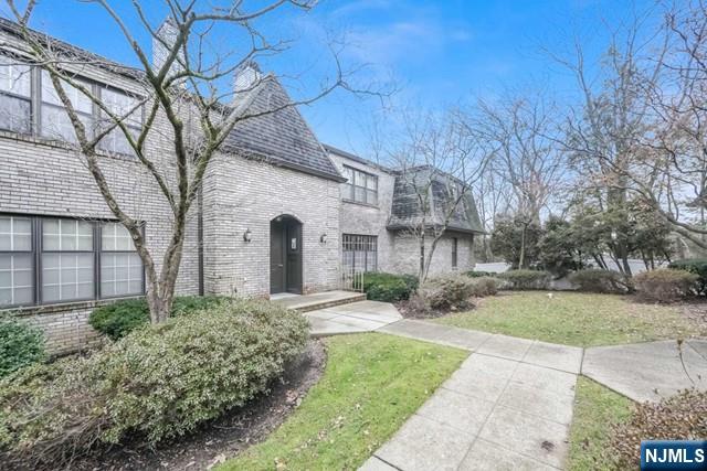 Homes for sale in Totowa, NJ | 10 Fallsbridge Dr, Totowa, NJ 07512 | MLS# 24003166