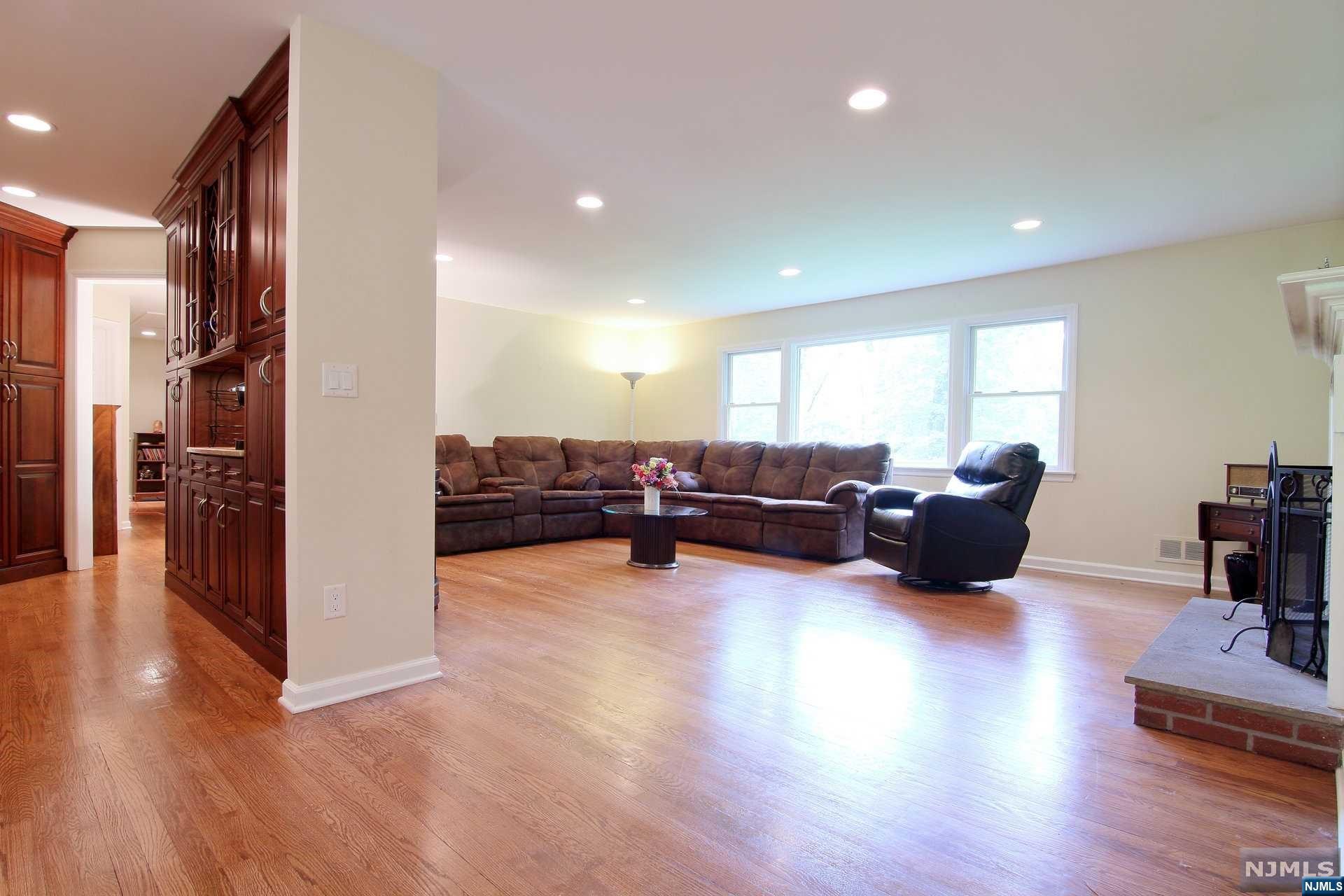 22 Overlook, Saddle River, NJ 07458 Listing Photo  5