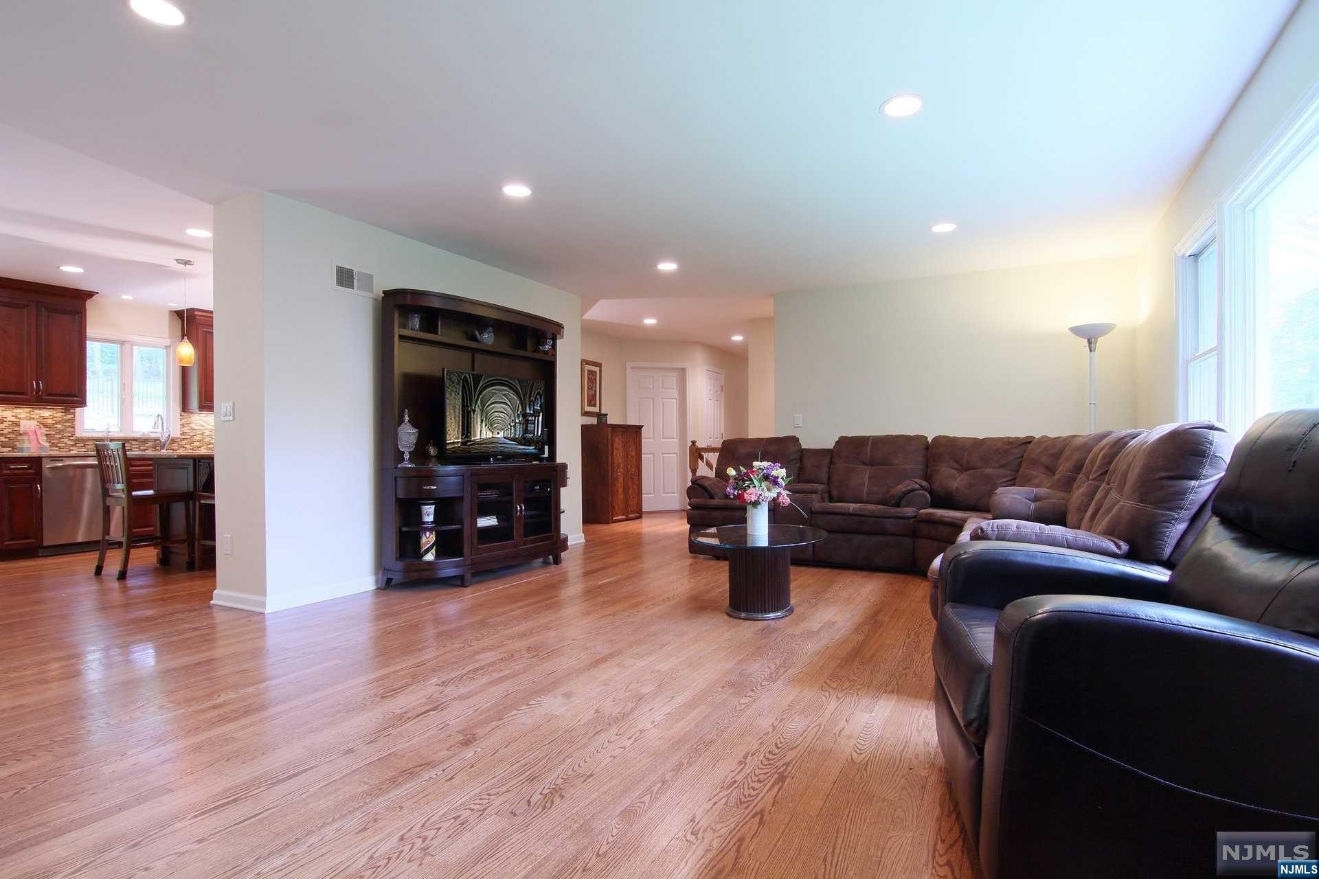 22 Overlook, Saddle River, NJ 07458 Listing Photo  6