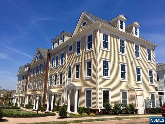 Homes for sale in Teaneck, NJ | 2 Parkside Ln, Teaneck, NJ 07666 | MLS# 24024491