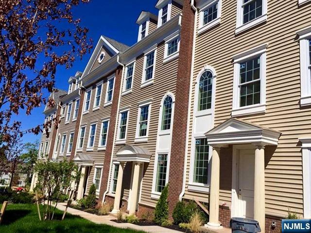 2 Parkside Lane, Teaneck, NJ 07666 Listing Photo  6