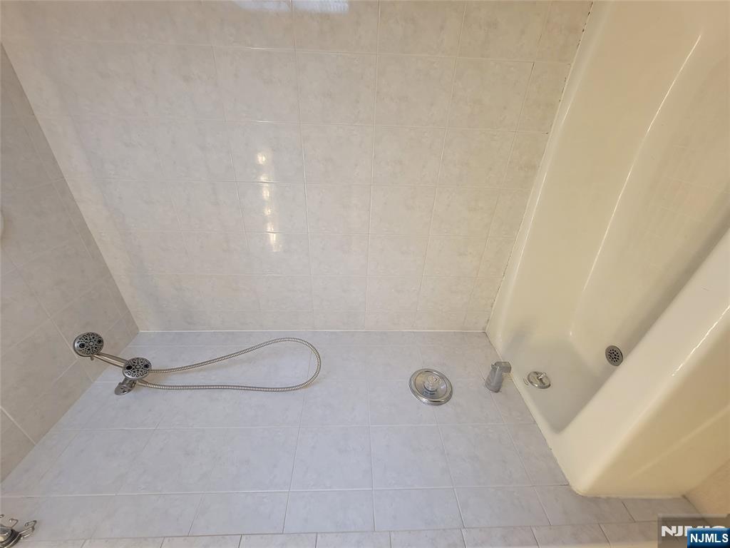 Shower/Tub