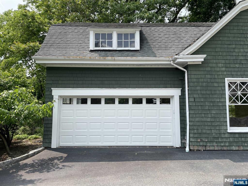 2 CAR GARAGE