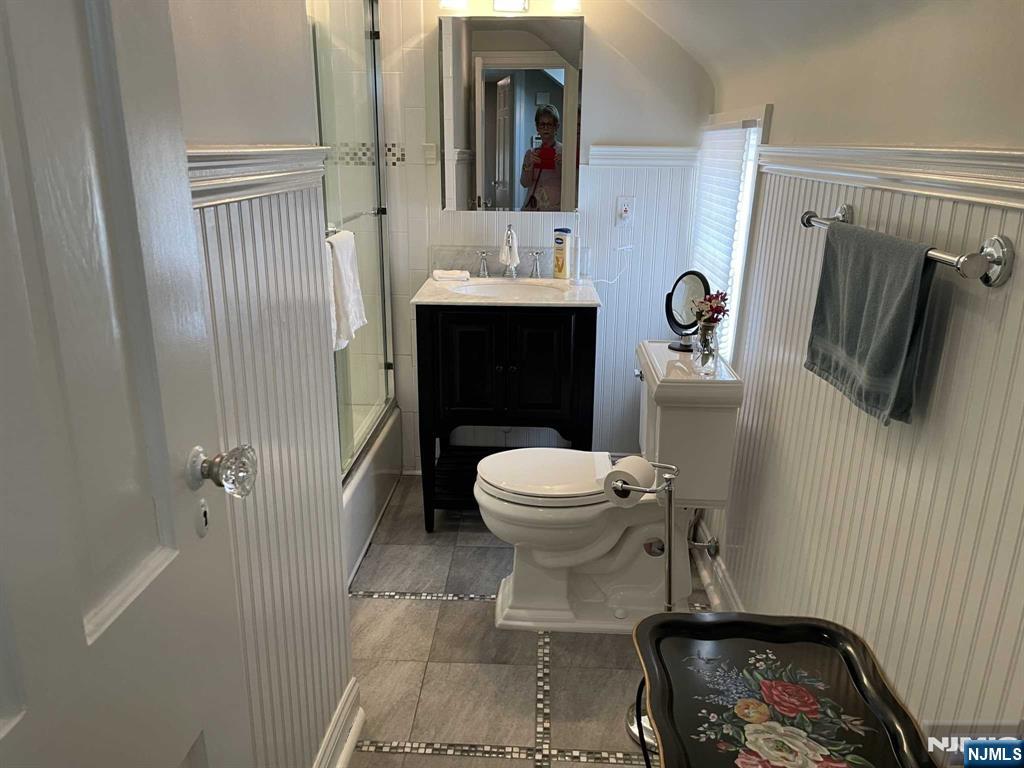 HALL BATH/SOT