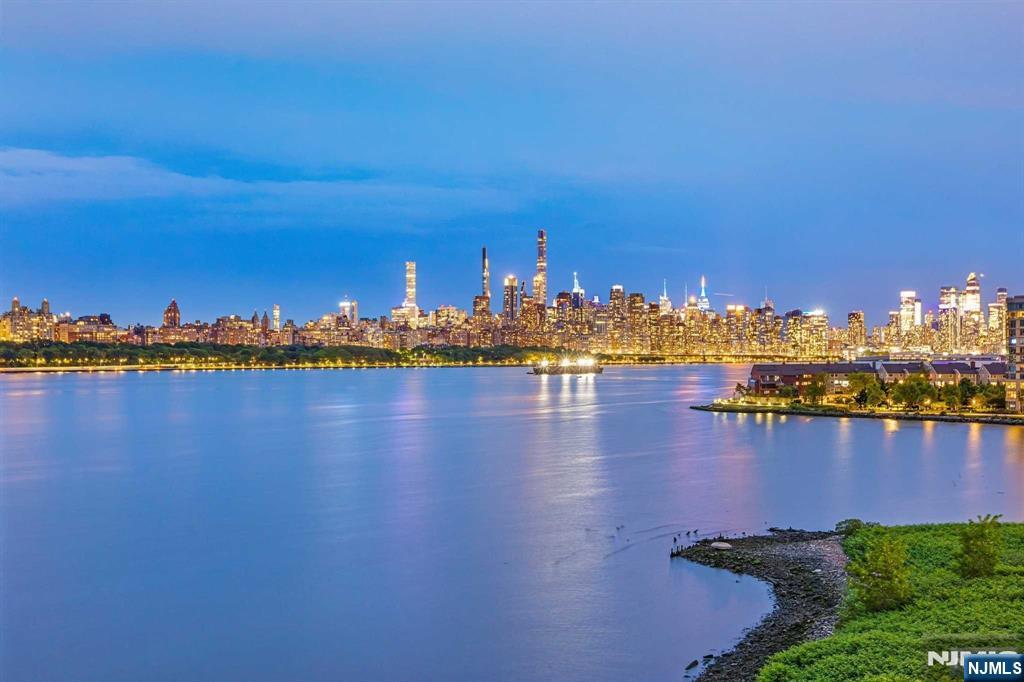 $2,080,000 Condo
