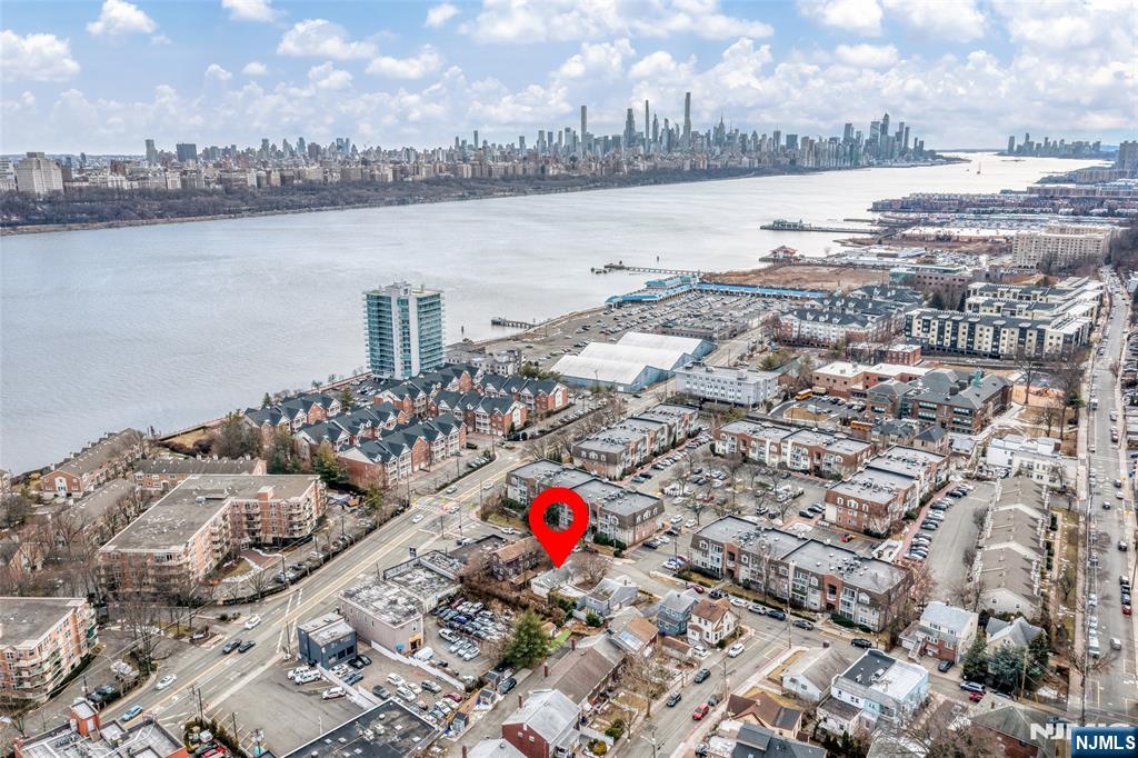 Homes for sale in Edgewater, NJ | 17 Garden Pl, Edgewater, NJ 07020 | MLS# 25000917