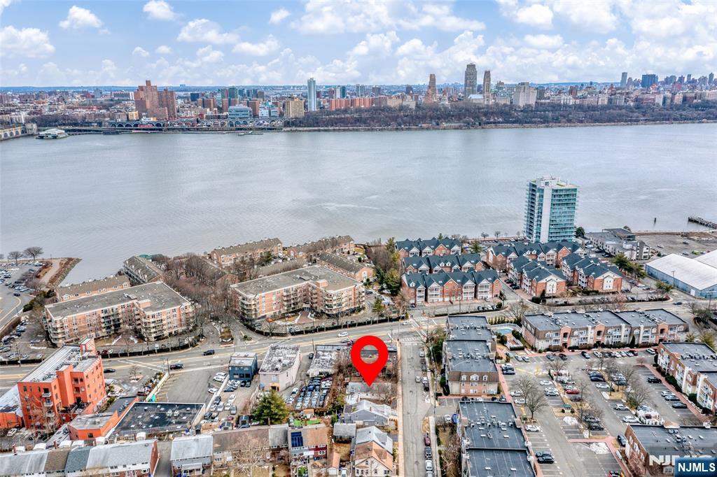 Homes for sale in Edgewater, NJ | 17 Garden Pl, Edgewater, NJ 07020 | MLS# 25000917