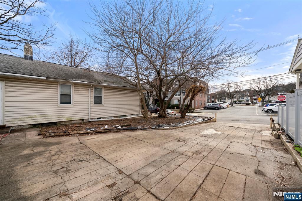 Homes for sale in Edgewater, NJ | 17 Garden Pl, Edgewater, NJ 07020 | MLS# 25000917