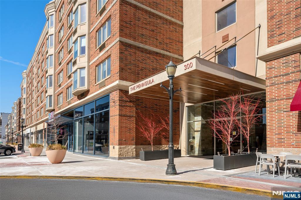 $800,000 Condo