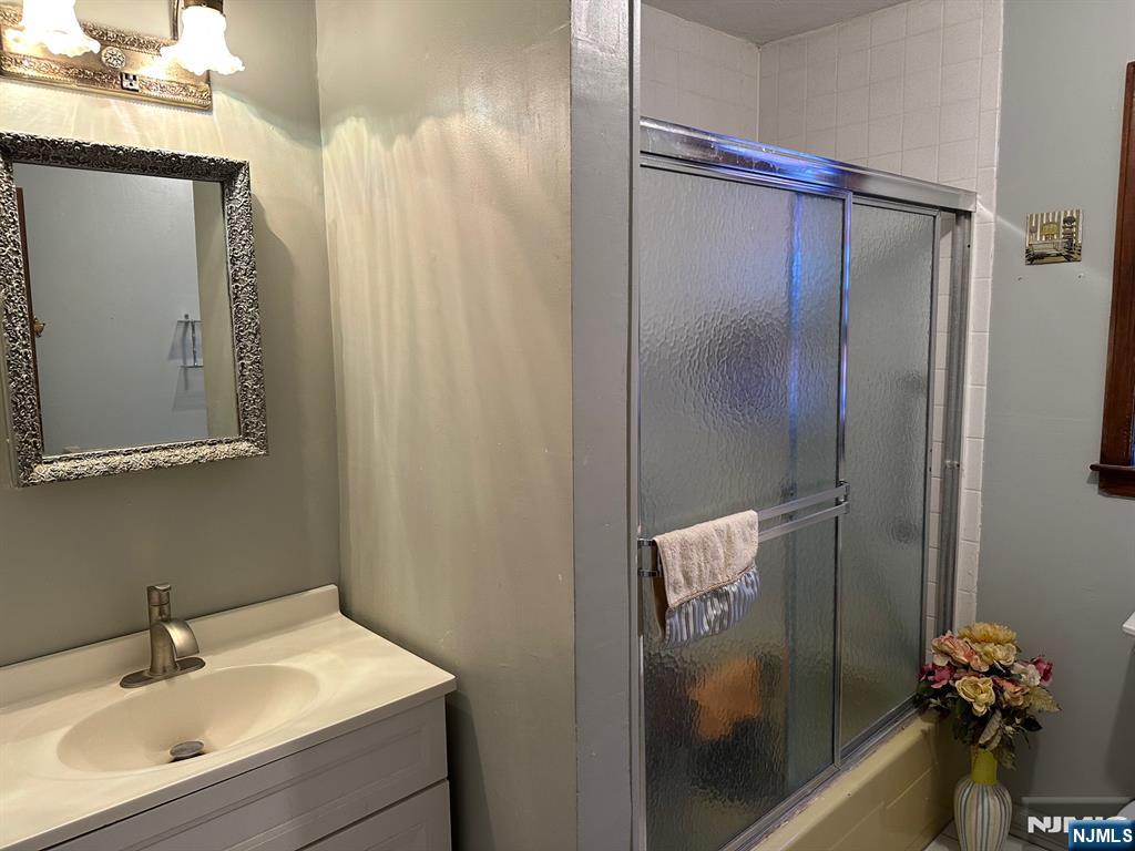 SECOD FLOOR FULL BATH