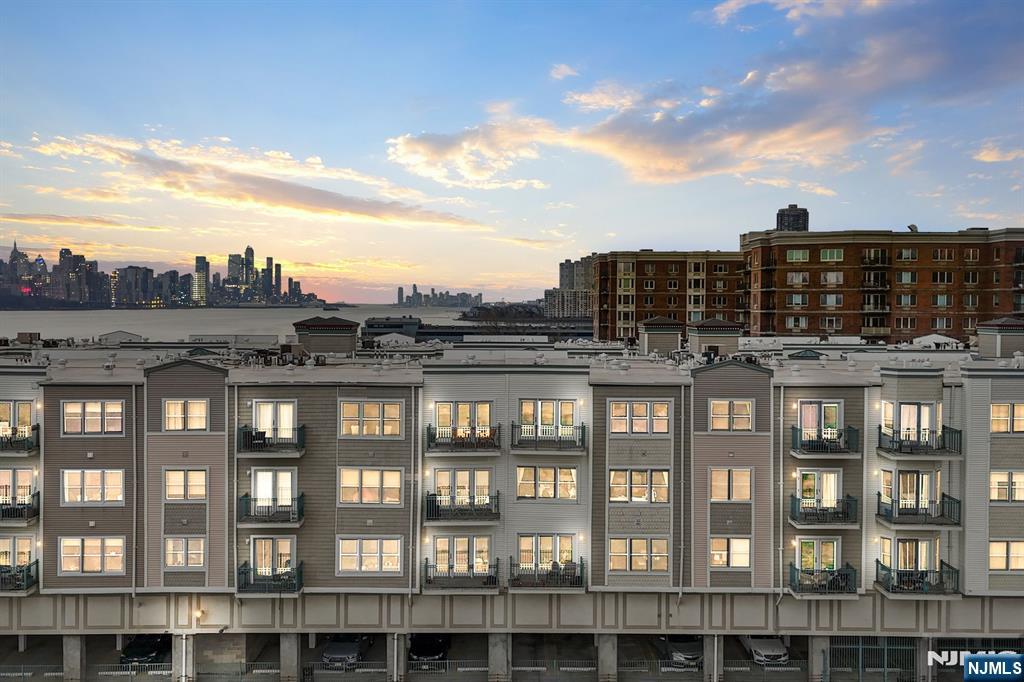 $639,998 Condo