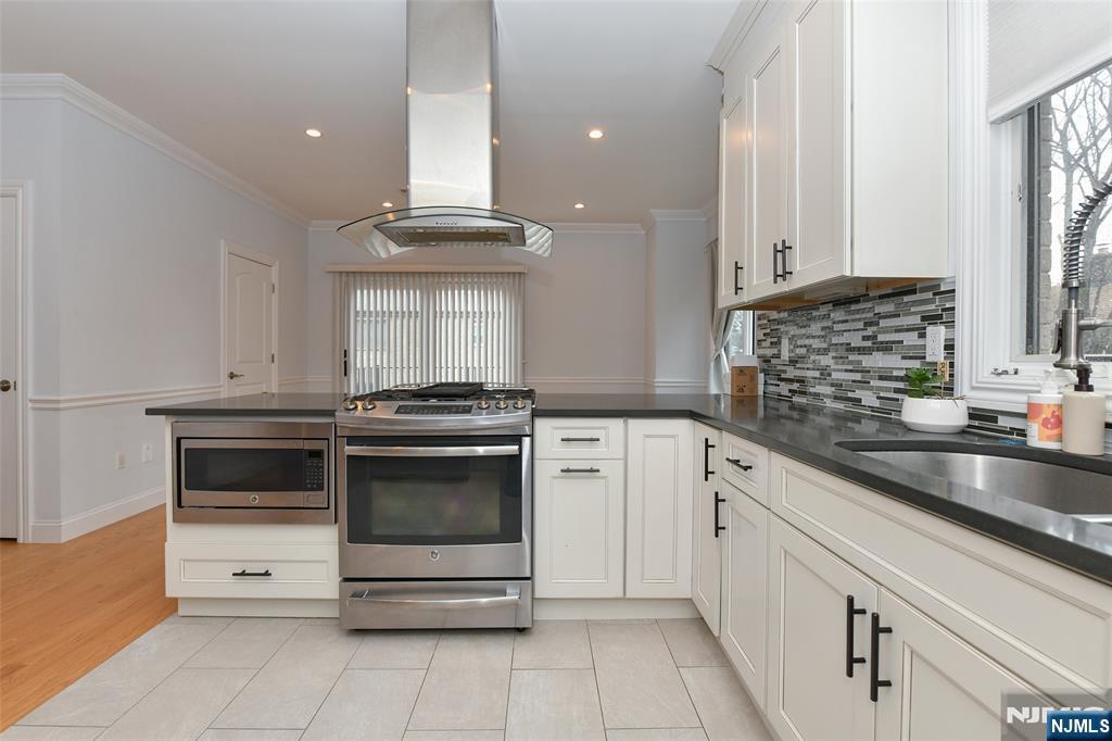 Homes for sale in Fort Lee, NJ | 2468 7Th St #B, Fort Lee, NJ 07024 | MLS# 25006692