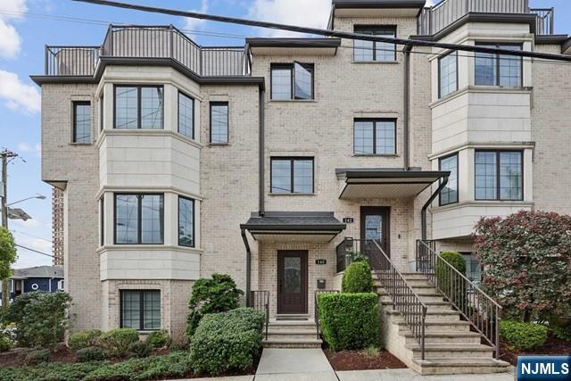 $1,098,000 Townhouse