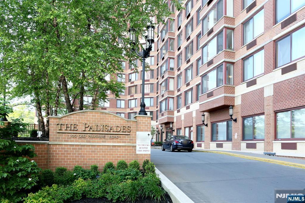 $1,090,000 Condo