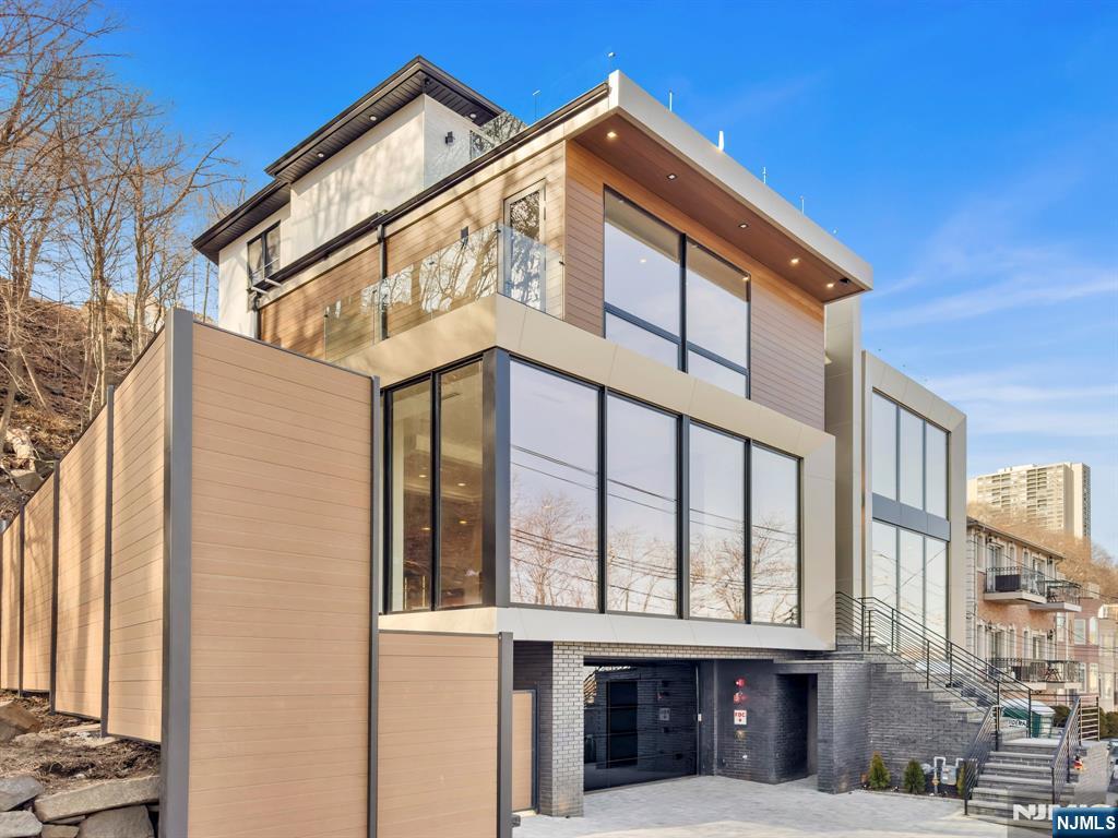 $3,275,000 Townhouse
