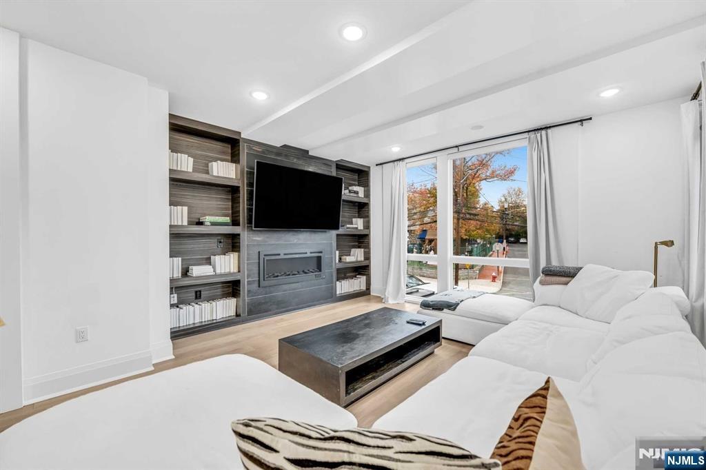 Homes for sale in Edgewater, NJ | 38 Hudson Ave, Edgewater, NJ 07020 | MLS# 25008872