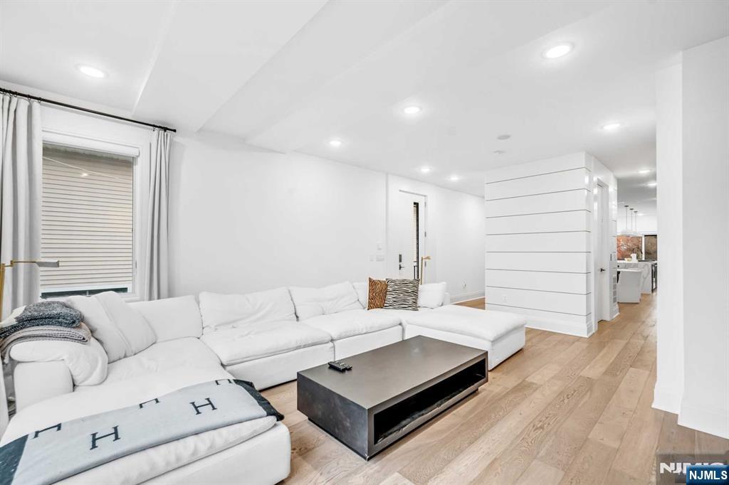 Homes for sale in Edgewater, NJ | 38 Hudson Ave, Edgewater, NJ 07020 | MLS# 25008872