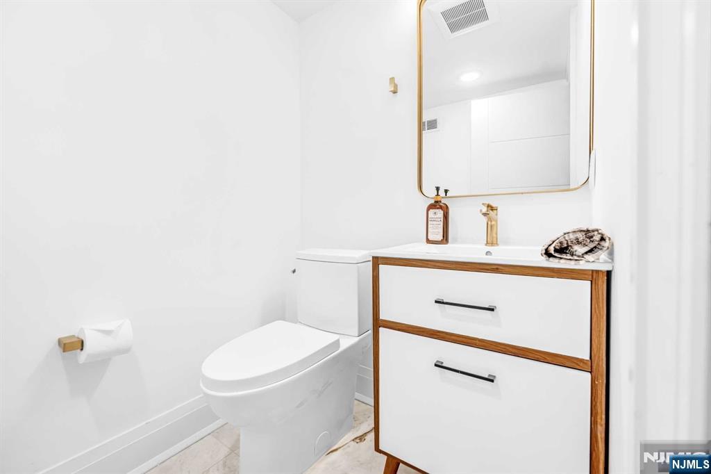 Homes for sale in Edgewater, NJ | 38 Hudson Ave, Edgewater, NJ 07020 | MLS# 25008872