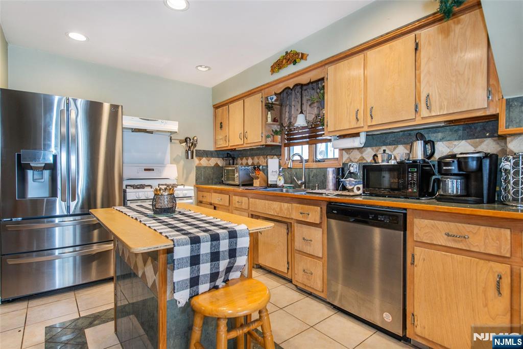 Homes for sale in Pompton Lakes, NJ | 245 Grant Ave, Pompton Lakes, NJ 07442 | MLS# 25009095