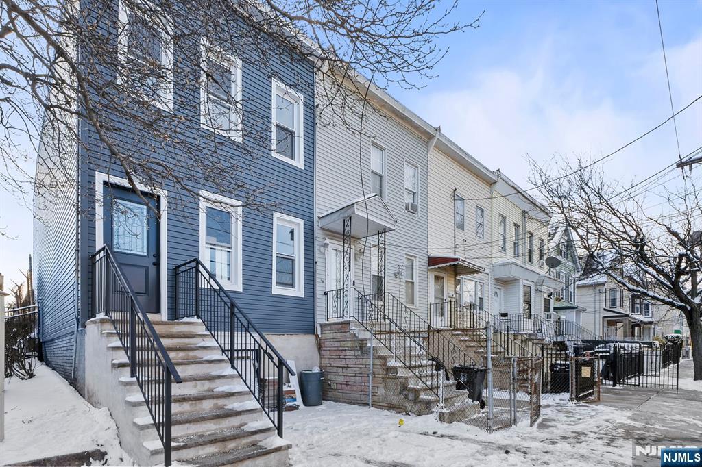 $499,999 Rowhouse