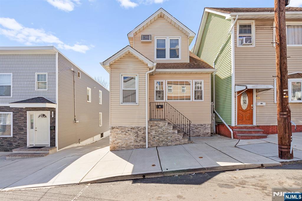 $548,888 Colonial