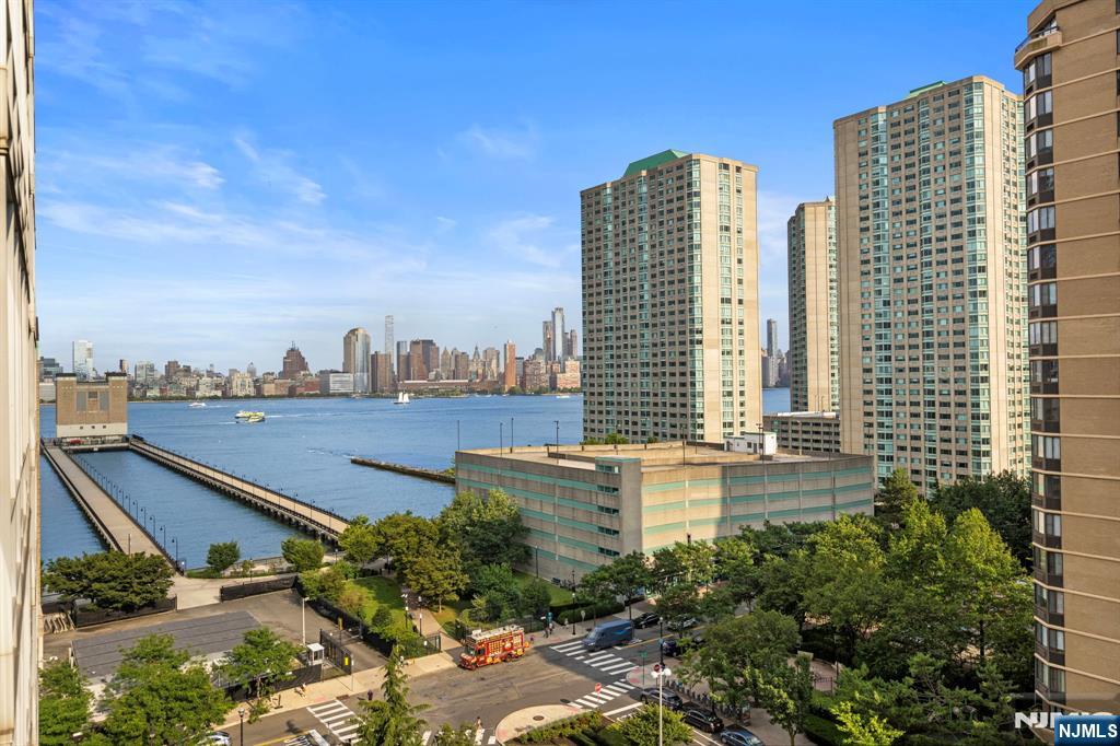 $999,999 Condo