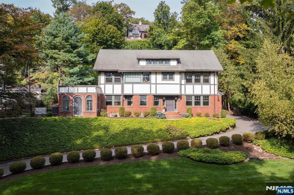 $1,899,000 Colonial
