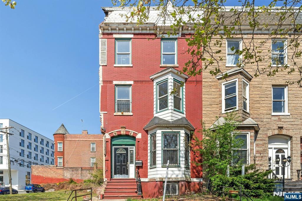 $499,900 Rowhouse
