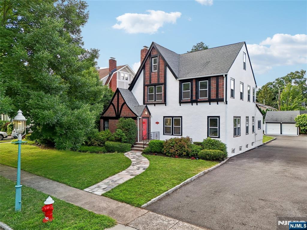 $999,000 Colonial