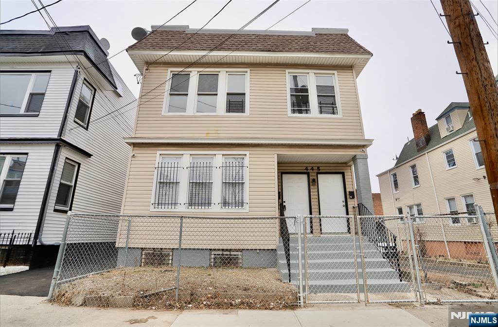 $599,999 Contemporary