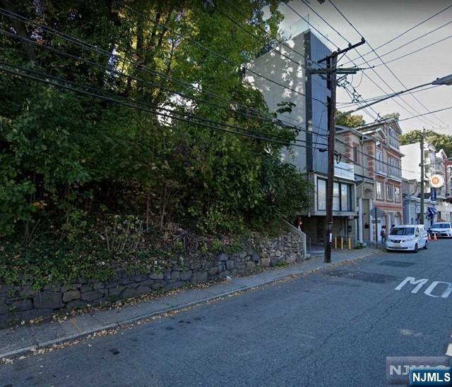 Homes for sale in Edgewater, NJ | 1072 River Rd, Edgewater, NJ 07020 | MLS# 25014459