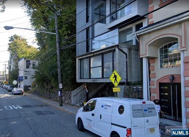 Homes for sale in Edgewater, NJ | 1072 River Rd, Edgewater, NJ 07020 | MLS# 25014459