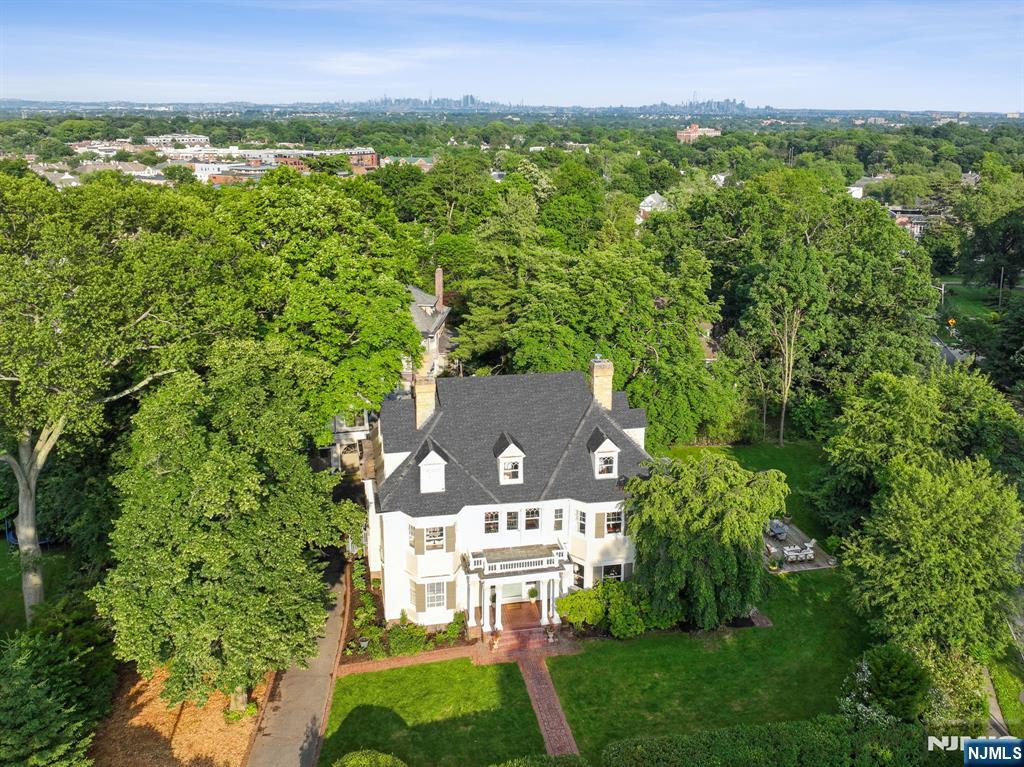 $1,825,000 Colonial