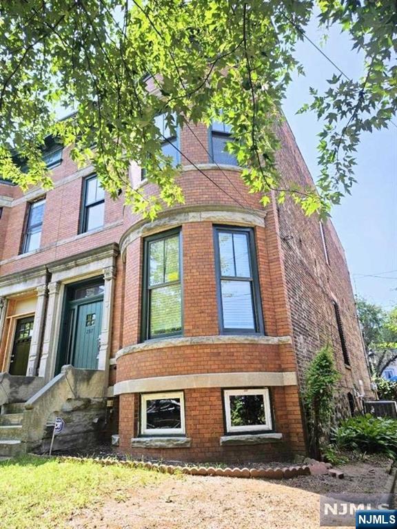 $799,000 Rowhouse