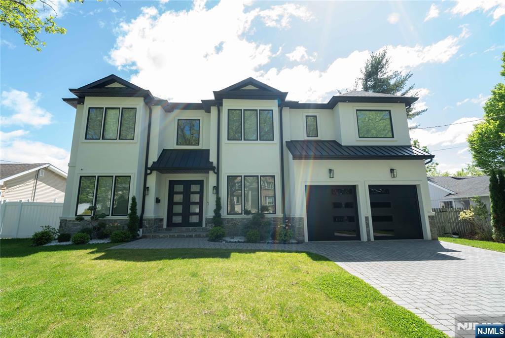 $2,300,000 Colonial