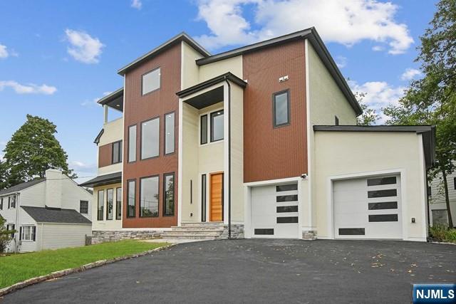 $2,550,000 Contemporary