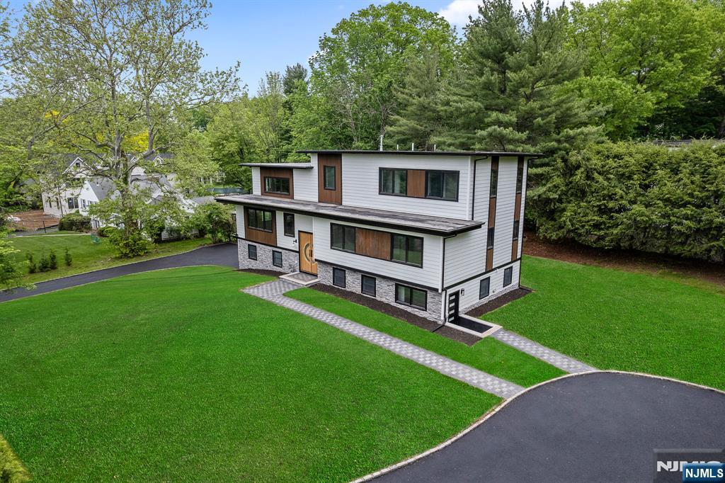 $3,988,000 Contemporary