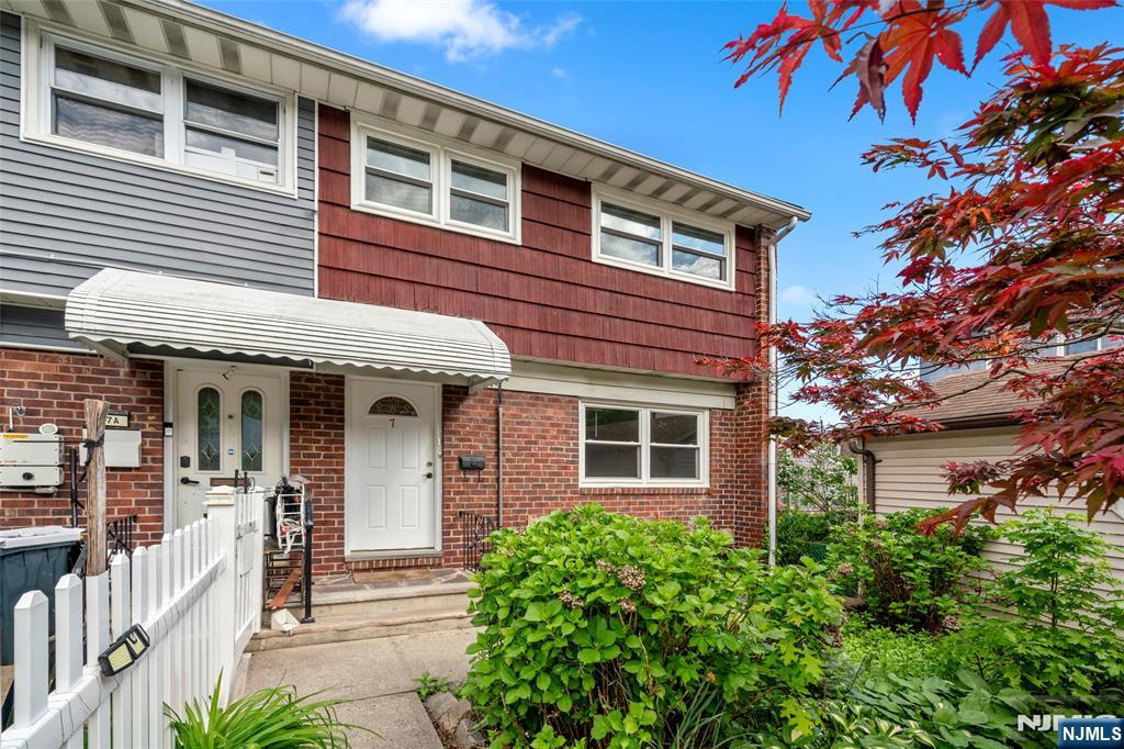 $699,000 Townhouse