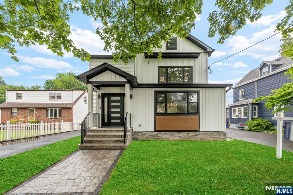 $995,000 Colonial