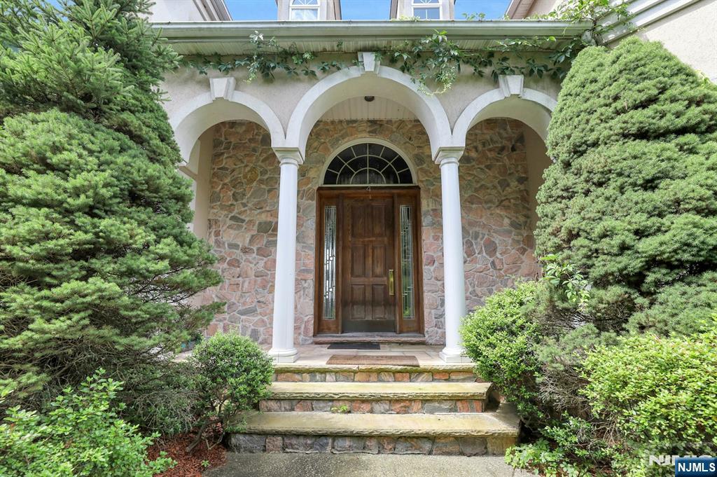 Homes for sale in Wayne, NJ | 4 Vizcaya Ct, Wayne, NJ 07470 | MLS# 25017636