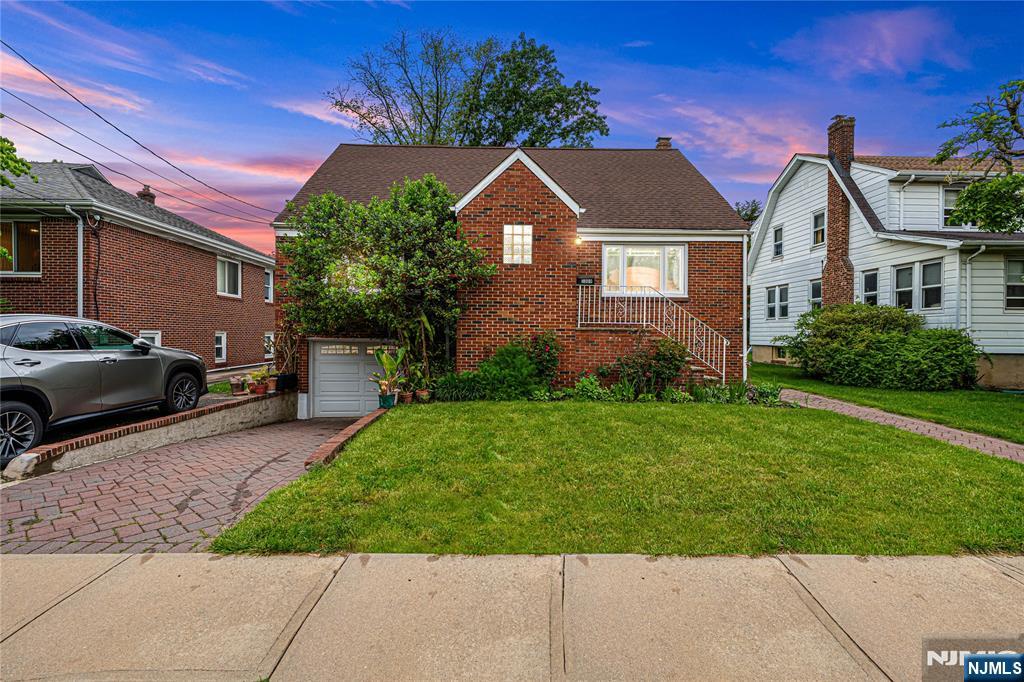 $825,000 Bi-Level