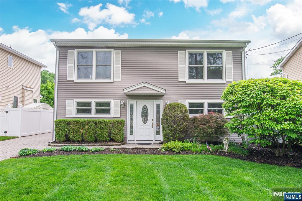 $849,000 Bi-Level