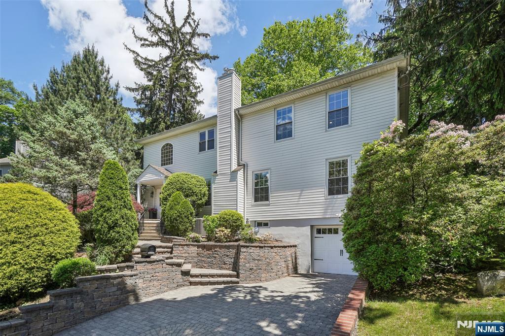 $1,575,000 Colonial